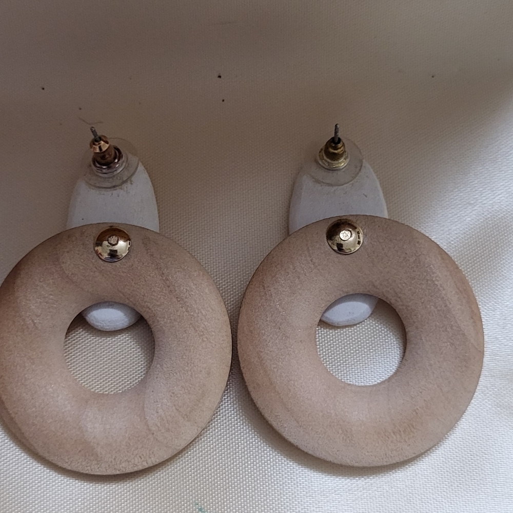 Elegant White and Tan Earrings - Picture 4 of 4